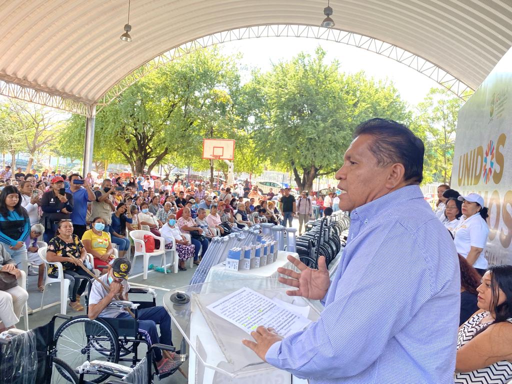 Entrega David Gama y Antonia Cardozo aparatos de movilidad y&nbsp;funcional.