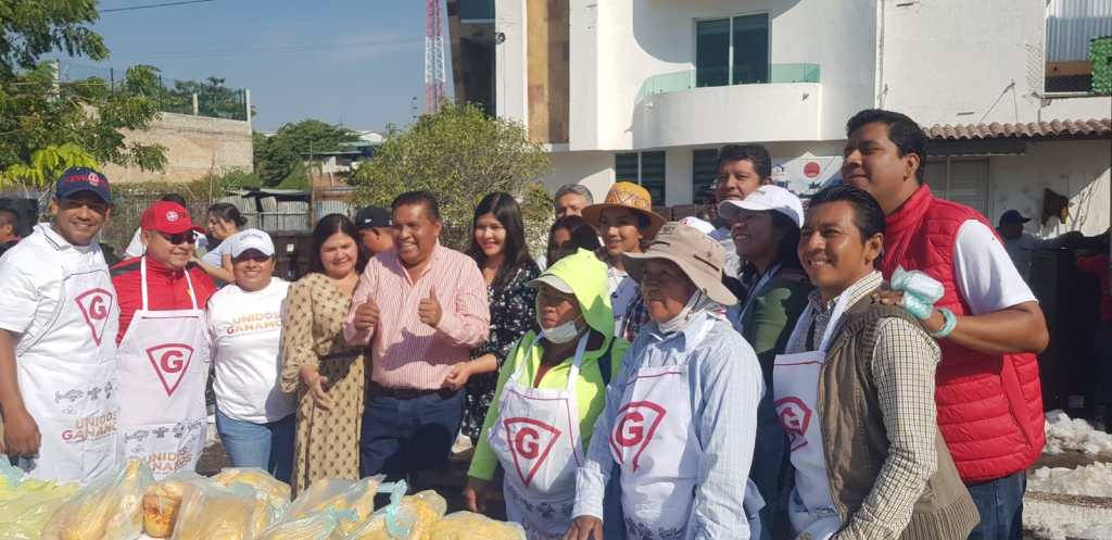 Entregan David Gama y Antonia Cardozo, más pollos a familias de Iguala y sus&nbsp;comunidades