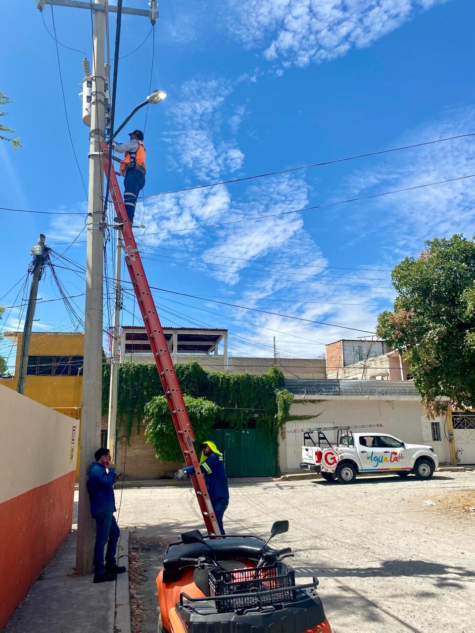 Instalan luminarias nuevas en la 28 de&nbsp;Abril.