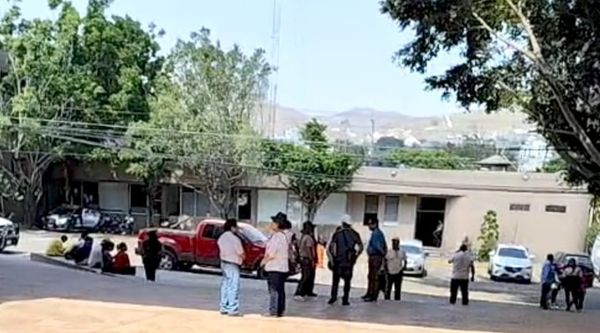 Se confrontan militares con trabajadores en paro en la&nbsp;Fiscalía