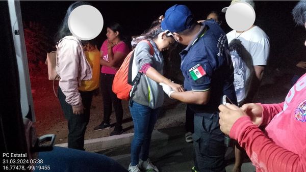 Paramédico y rescatistas de la SGIRPCGRO atienden accidente&nbsp;automovilístico