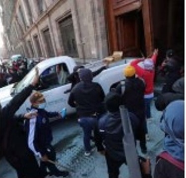 Derriban puerta de palacio&nbsp;Nacional