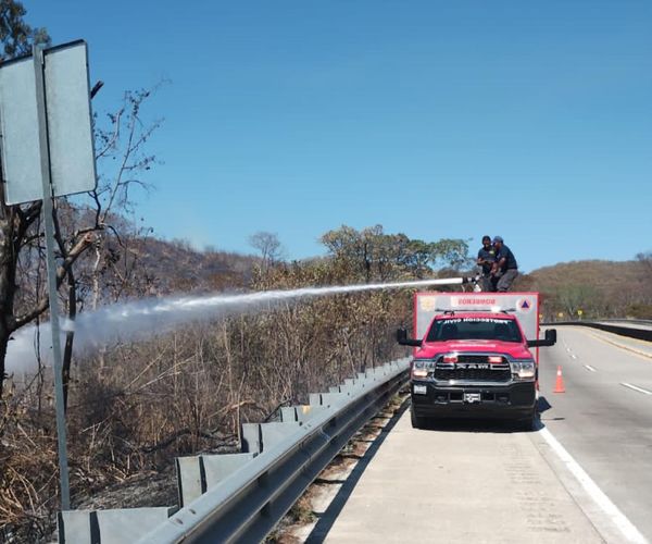 La SGIRPCGRO atiende reporte de incendio en la Autopista del Sol a la altura de Kilómetro 334