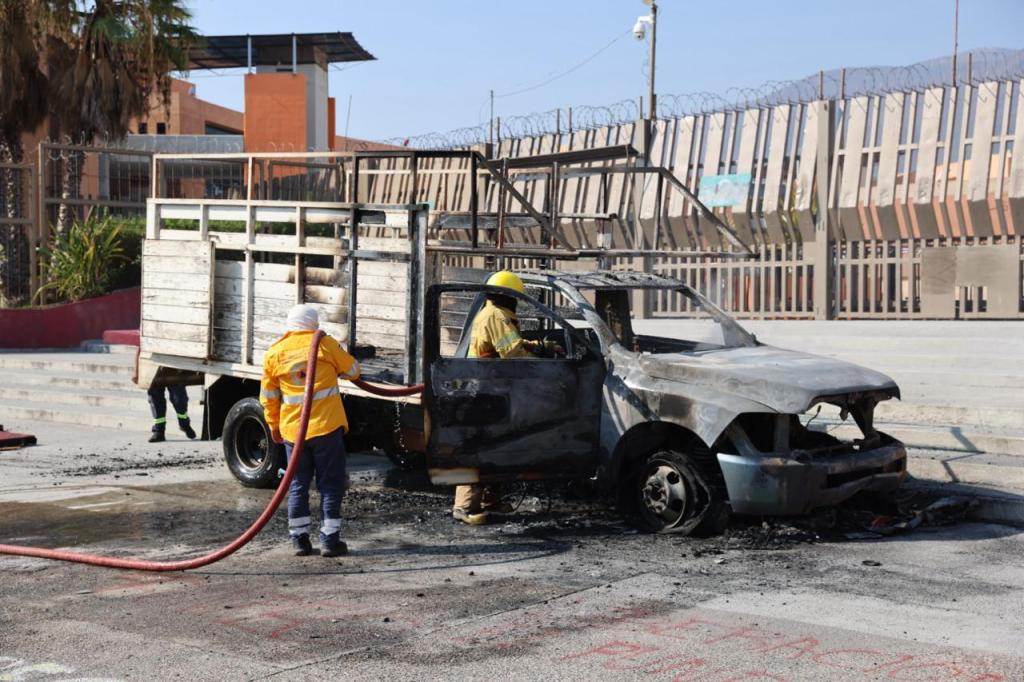 Bomberos de SGIRPCGRO sofocan el fuego que afectó 15 vehículos y el tercer piso del edificio Montaña de Palacio de Gobierno