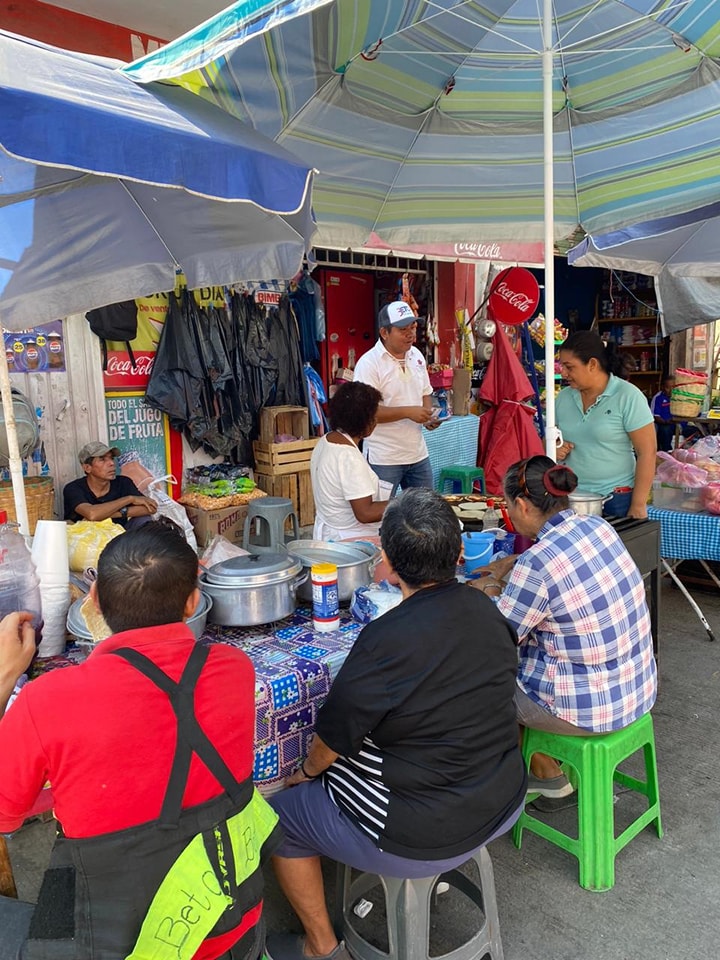 Escucha Beto Reynada necesidades de&nbsp;comerciantes