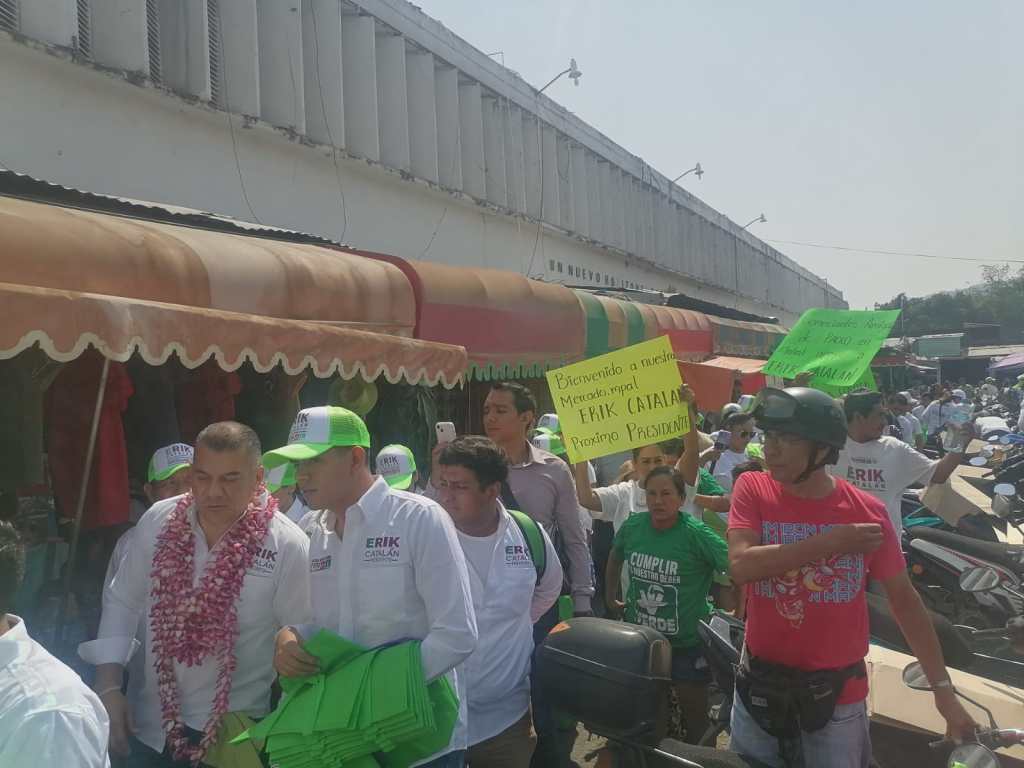 Reciben con entusiasmo a Erik Catalán en el Mercado&nbsp;Municipal