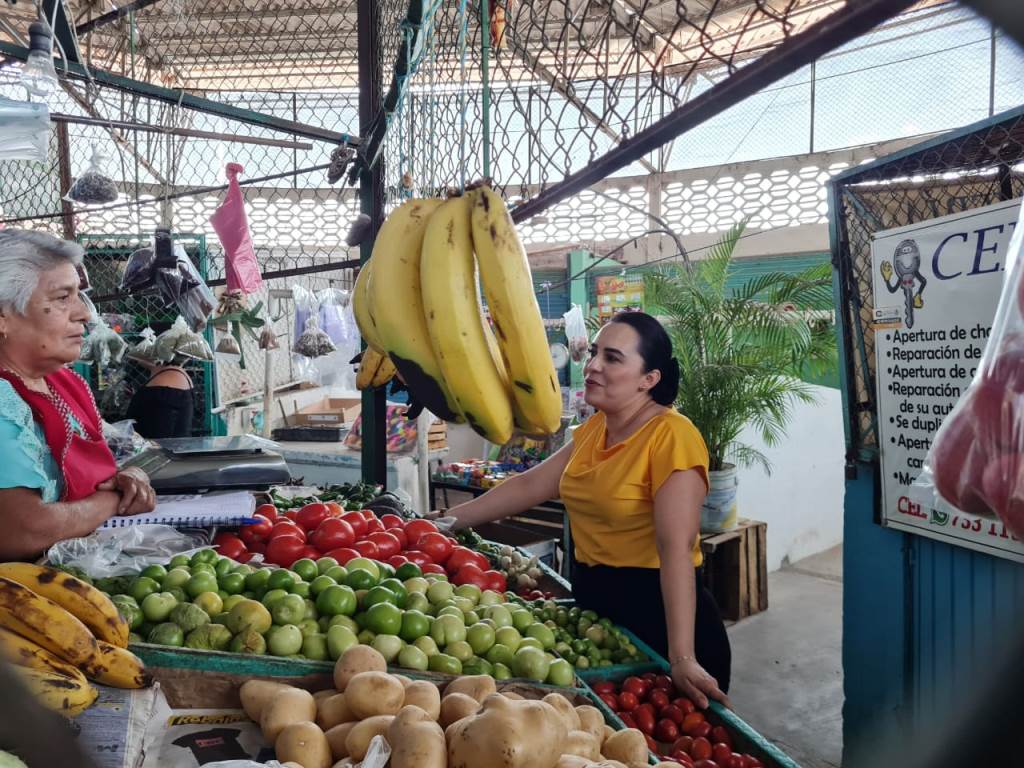 Realiza Patricia Rojas Giles recorrido por el mercadito «El&nbsp;Calvario»
