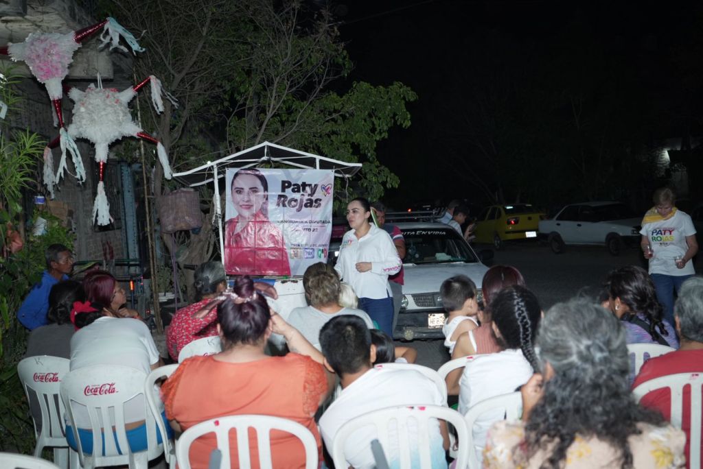 Se reúne Patricia Rojas Giles con habitantes de El&nbsp;Huizachal