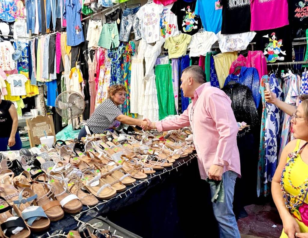 Erik cumple su compromiso y regresa a visitar a tianguistas de los&nbsp;jueves