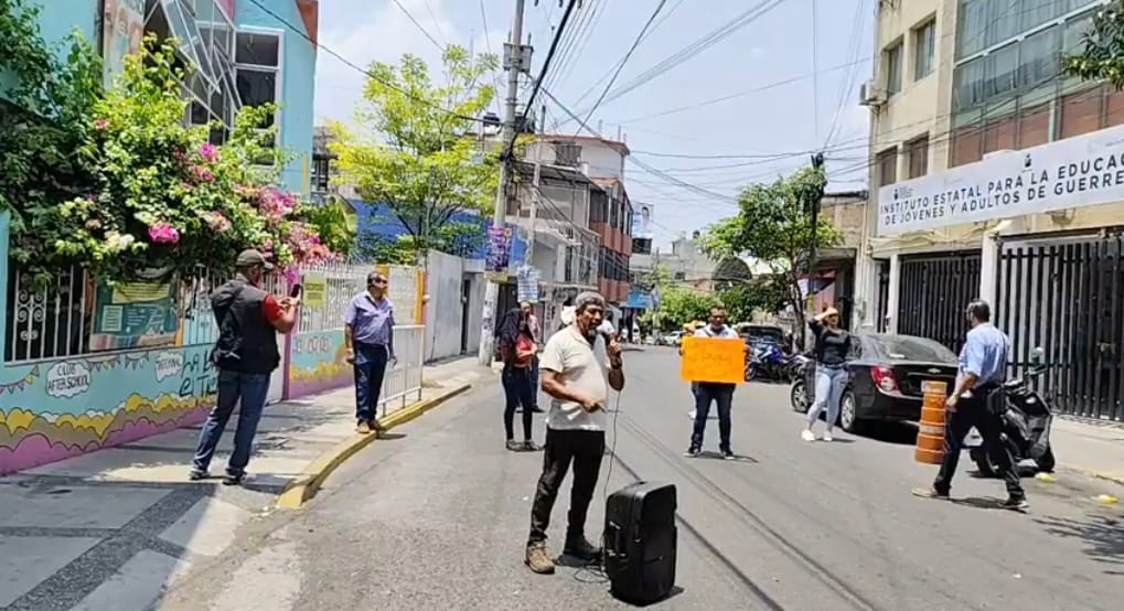Paran labores en el IEJAG; 5,000 trabajadores exigen pago de&nbsp;salarios