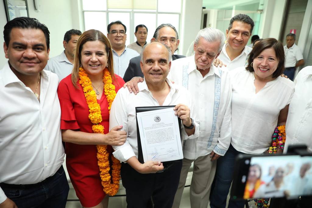 Entrega INE constancia de mayoría que lo acredita como senador de la República por Guerrero a Manuel&nbsp;Añorve