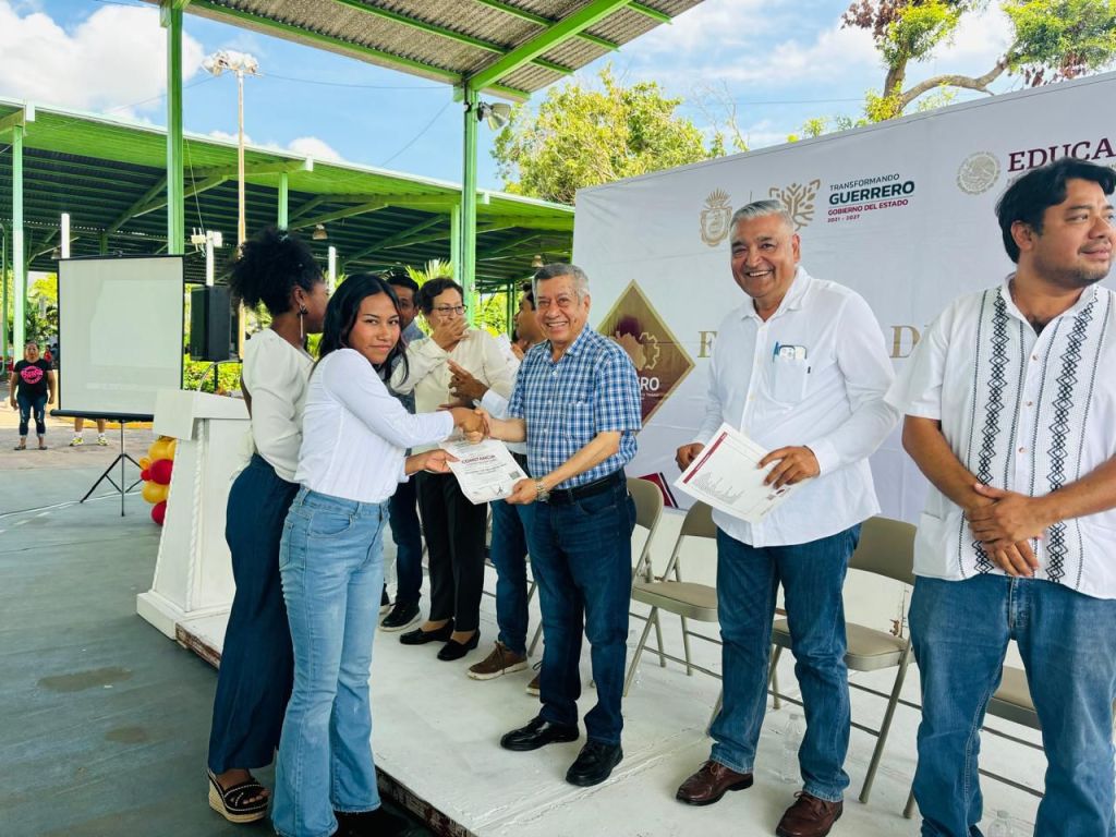 Entrega titular de la SEG constancias de capacitación para el&nbsp;trabajo