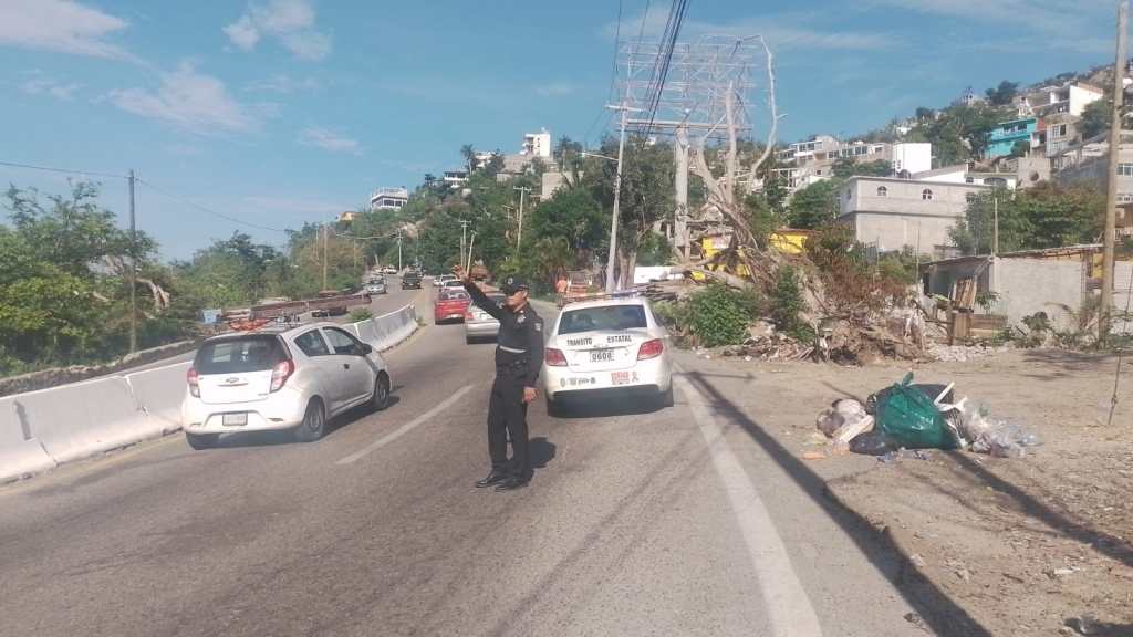 Tránsito del estado refuerza acciones de seguridad y apoyo vial sobre la Av. Escénica en&nbsp;Acapulco
