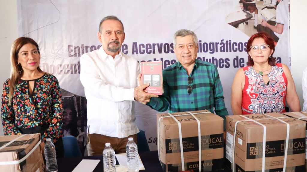 La SEG entregó mil 560 libros a clubes de lectura del Colegio de&nbsp;Bachilleres