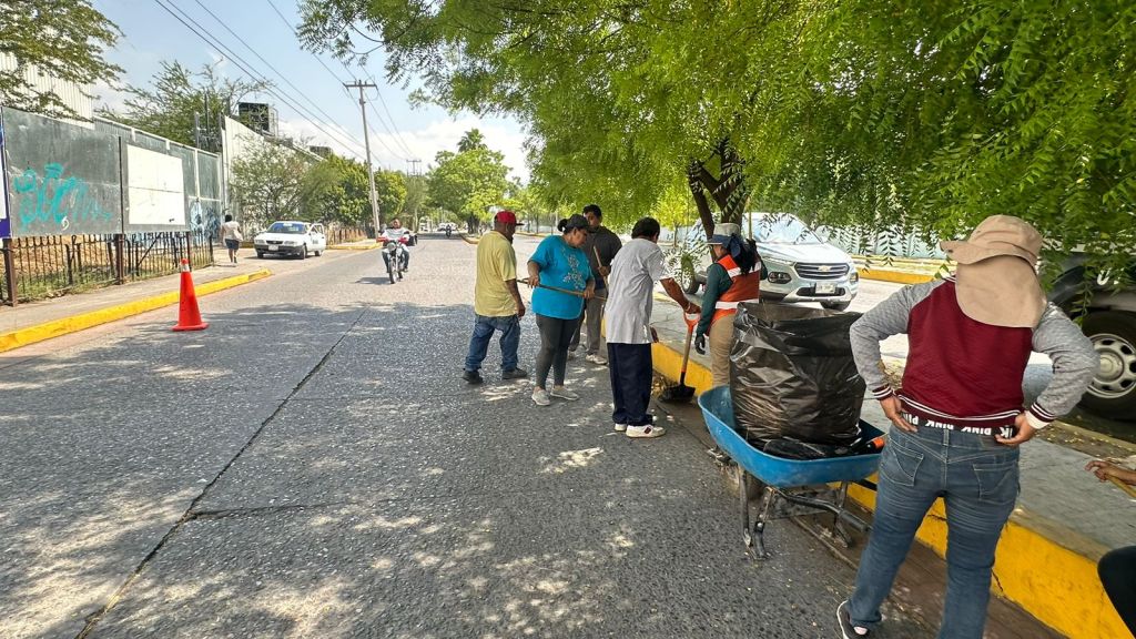 Las brigadas de limpia retiran basura en el centro para evitar&nbsp;inundaciones
