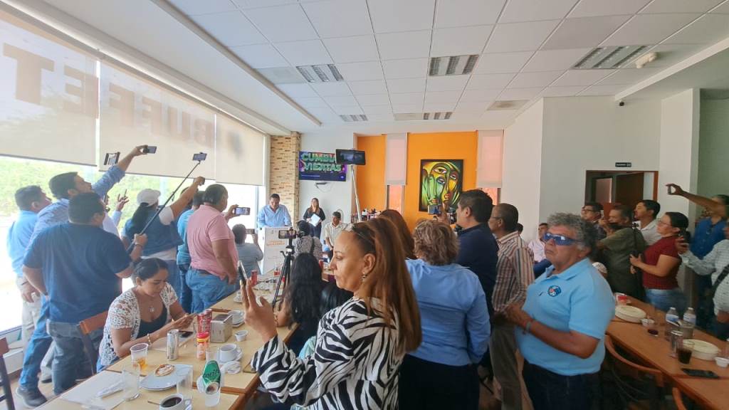 CALLADITOS SE VEN MAS&nbsp;MONITOS.