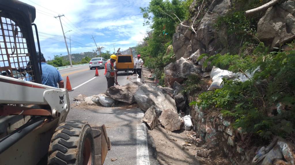 Realiza Cicaeg en Acapulco demolición de rocas de gran tamaño y limpieza de&nbsp;cunetas