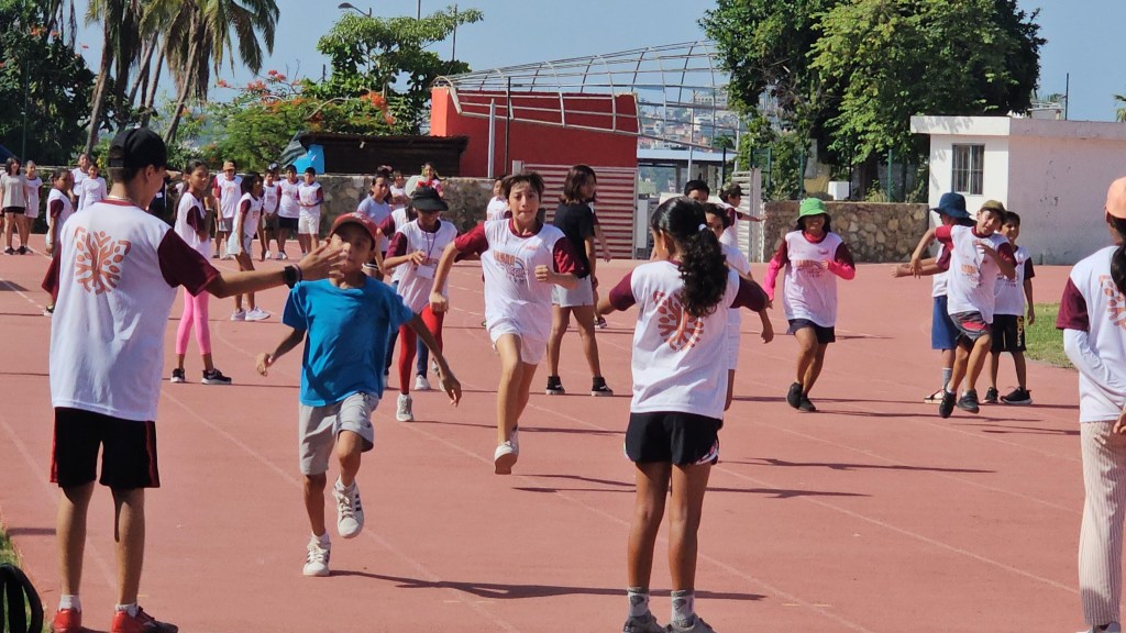 Niñas, niños y adolescentes participan en el curso de verano de la Unidad Deportiva&nbsp;Acapulco