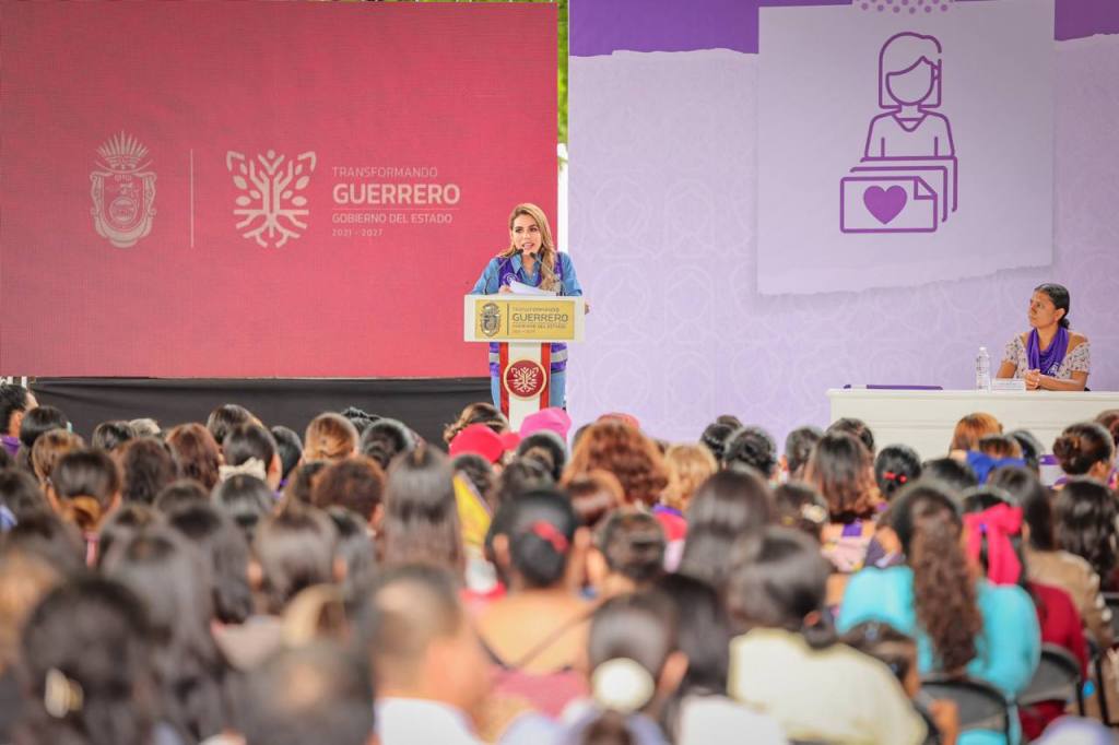 Evelyn Salgado entrega Tarjetas Violetas en&nbsp;Iguala