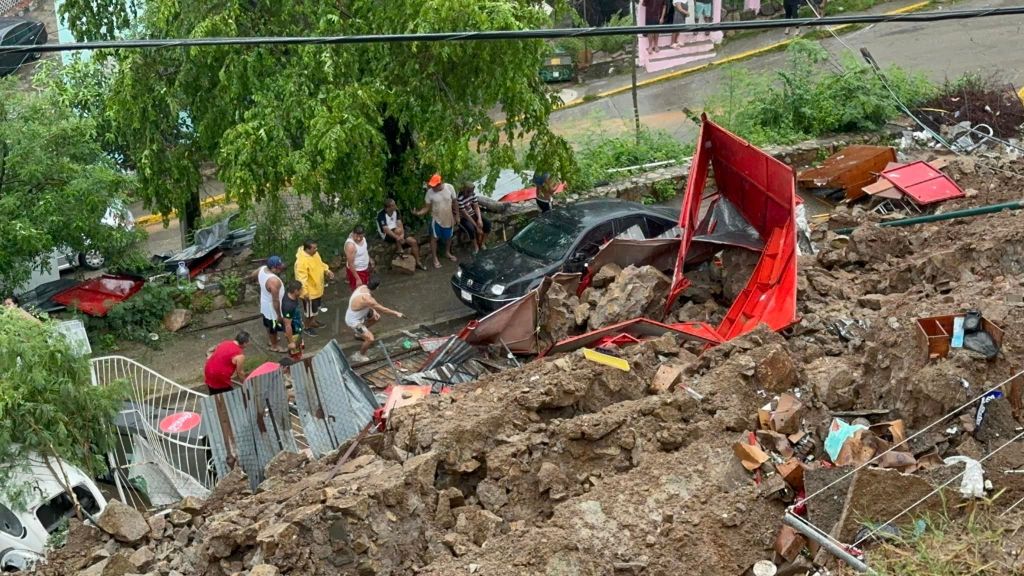 Derrumbe y colapso de barda perimetral en la Infonavit Alta&nbsp;Progreso