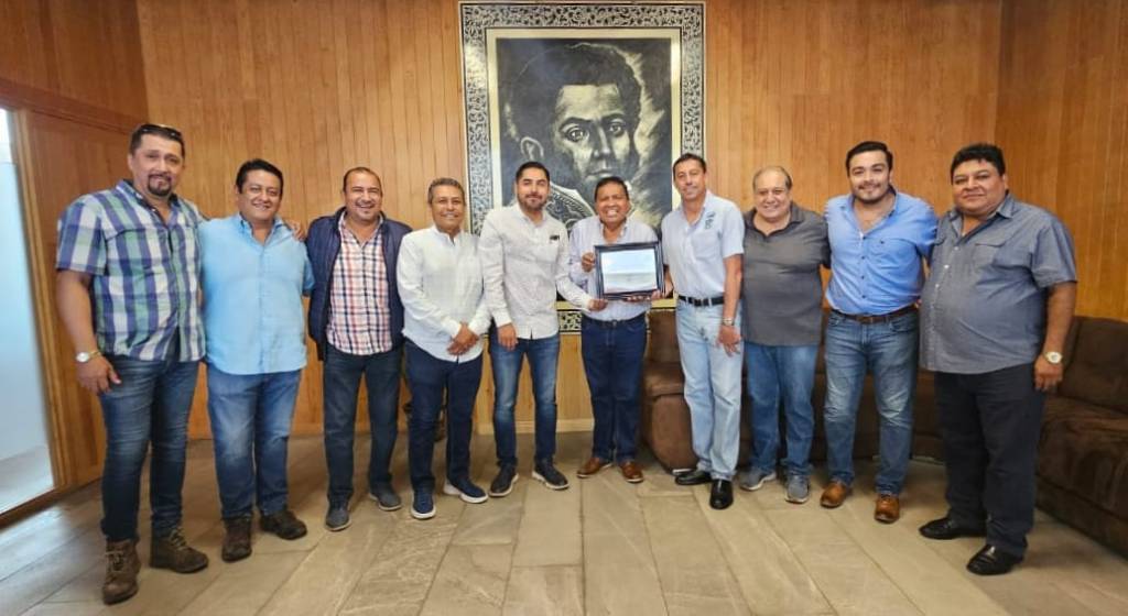 Entrega Unión Iguala reconocimiento al alcalde David Gama Pérez por el gran impulso al deporte&nbsp;igualteco