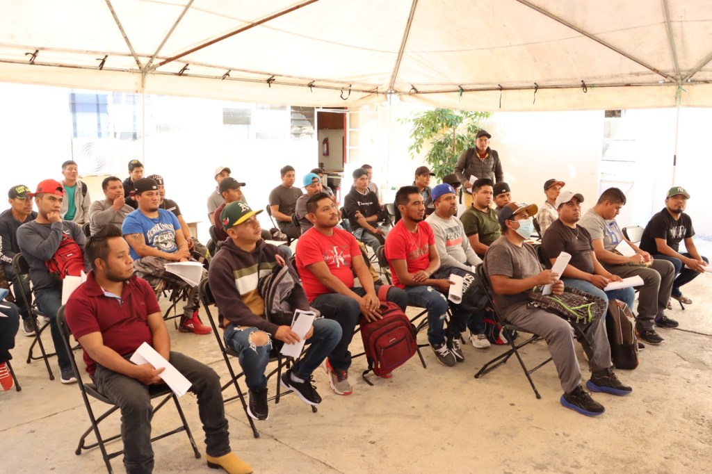 Trabajadores agrícolas guerrerenses firman carta compromiso para laborar en Estados&nbsp;Unidos