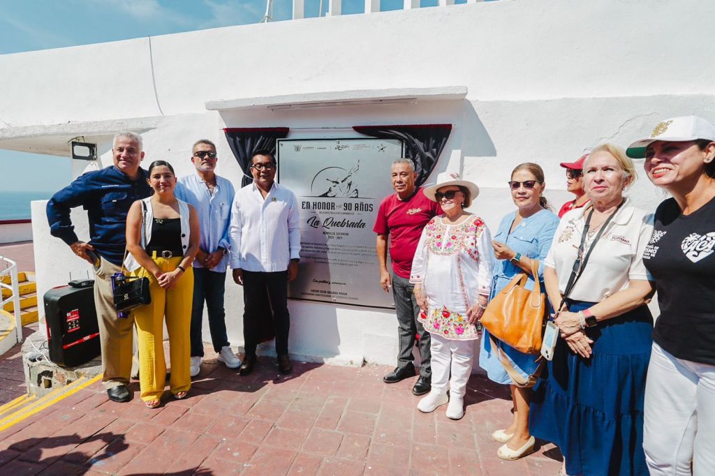 Gobierno de Guerrero devela placa conmemorativa por 90 años de tradición de clavadistas de La&nbsp;Quebrada
