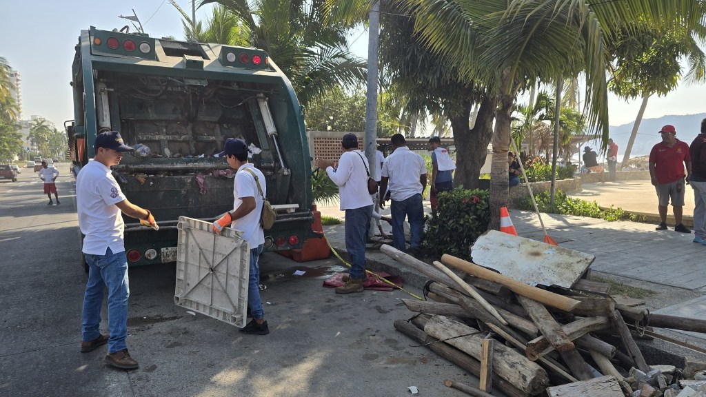 RETIRAN 75 TONELADAS DE BASURA DE LA FRANJA DE ARENA DE LA BAHÍA DE&nbsp;ACAPULCO