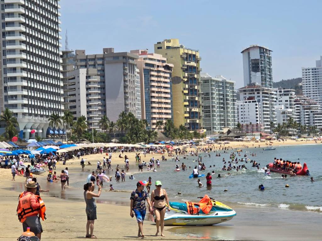 Turistas nacionales e internacionales disfrutan del fin de semana en destinos de&nbsp;Guerrero
