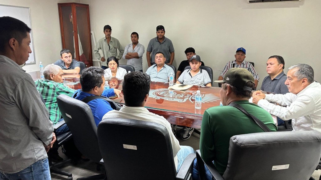 La Cicaeg atiende a comunidades serranas de San Miguel Totolapan para mejorar la red&nbsp;carretera