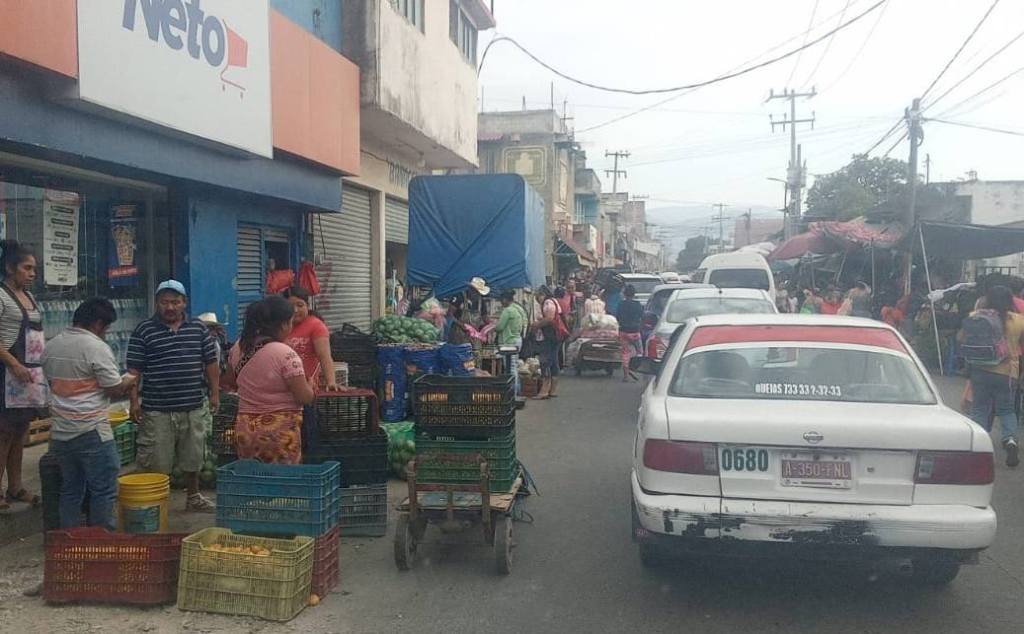 Ordenan a comerciantes introductores del campo en la calle de Galeana